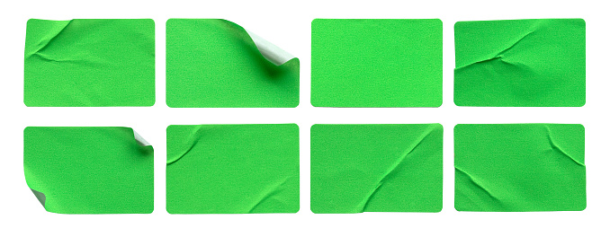 Un conjunto de etiquetas de papel rectangulares verdes aisladas sobre fondo blanco. photo