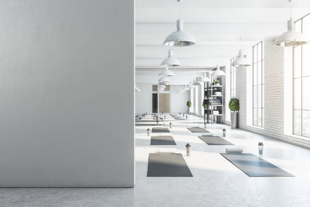 interior moderno de academia de yoga branco brilhante com parede de tijolos vazia, janela e vista para a cidade. zombe, renderização 3d. - estúdio de ioga - fotografias e filmes do acervo