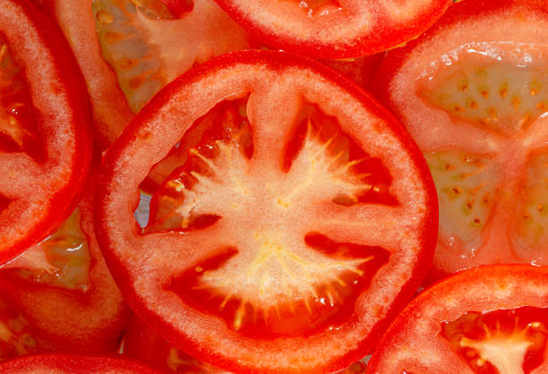 tomates macro, fatias de tomate. fundo natural com fatias de tomate. - carotene healthy eating macro close up - fotografias e filmes do acervo