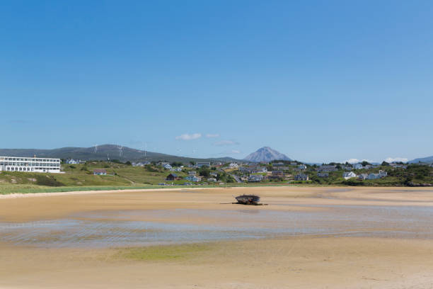 グウィードールのビーチ。 - republic of ireland mount errigal mountain landscape ストックフォトと画像