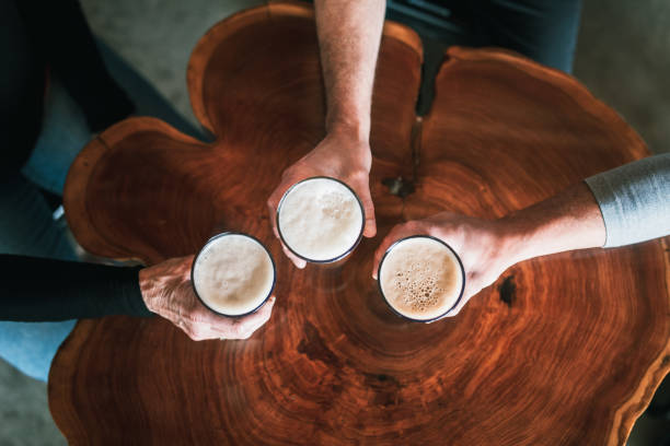 los clientes de cervecería artesanal local brindan - food industry manufacturing human hand fotografías e imágenes de stock