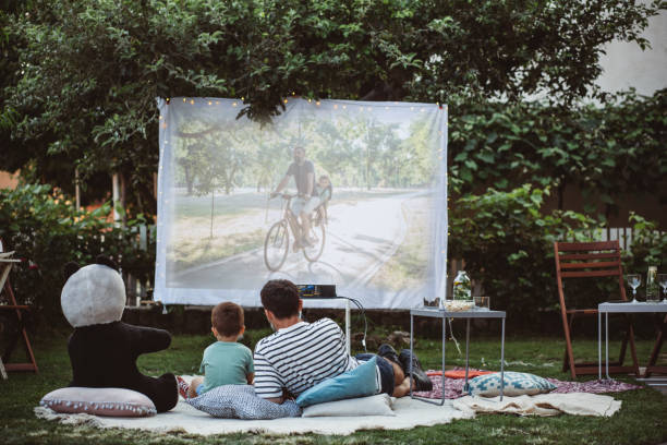 裏庭で映画の夜 - video sharing ストックフォトと画像