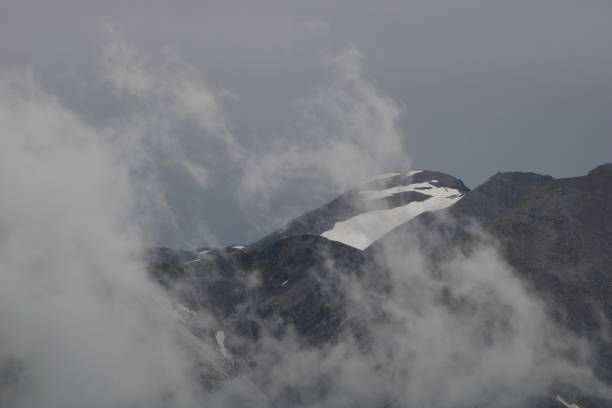 pico del monte wildhorn en un día lluvioso de verano. - wildhorn fotografías e imágenes de stock