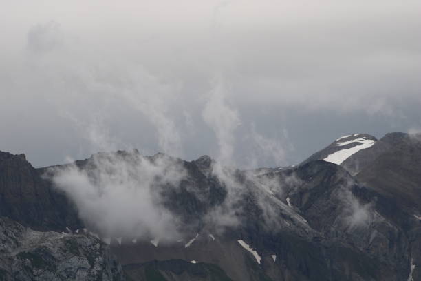 vista lejana del monte wildhorn, suiza. - wildhorn fotografías e imágenes de stock