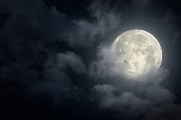 cielo drammatico con luna piena - satellite planetario foto e immagini stock