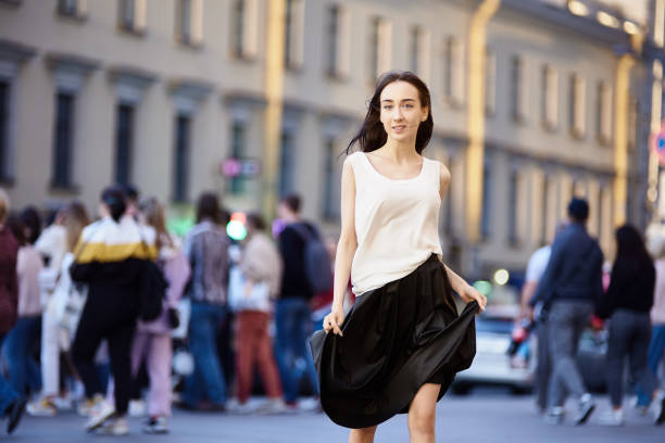 giovane donna di 18 anni in affollata strada della città la sera. - cheerful 18 19 years happiness dancing foto e immagini stock