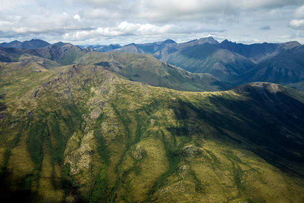 paisaje aéreo del parque nacional gates of the arctic - brooks range fotografías e imágenes de stock