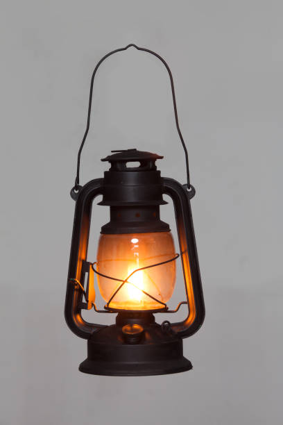 velha lâmpada preta de querosene enferrujado isoleted em fundo cinza - lantern - fotografias e filmes do acervo