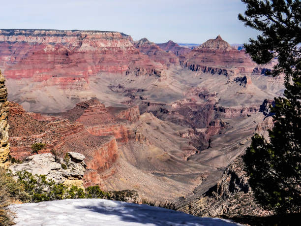 冬のグランドキャニオン国立公園サウスリム - extreme terrain eroded snow landscape ストックフォトと画像