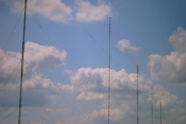 torres de radio bajo un cielo nublado - five objects audio fotografías e imágenes de stock