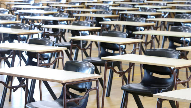 tables d’examen de l’école dans une salle d’examen - résultat dexamen photos et images de collection