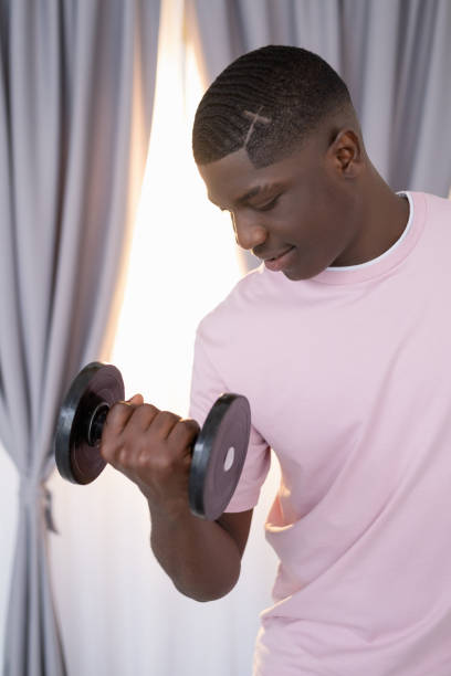 筋肉黒人男性ボディービルホームトレーニング - men black body building african descent ストックフォトと画像