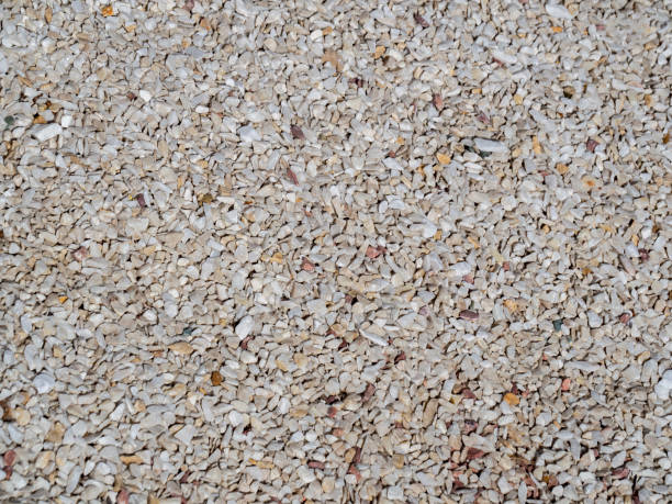 a textura de pequeno, minúsculo cascalho de areia. - pebble water gray silver - fotografias e filmes do acervo