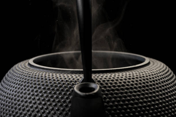 난부 테크키. 물을 끓입니다. 일본 다도. - tetsubin teapot 뉴스 사진 이미지