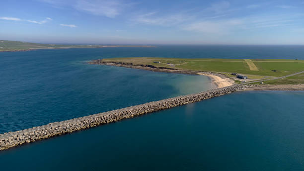 una vista aérea de las barreras churchill en las orcadas, escocia, reino unido - winston churchill fotografías e imágenes de stock