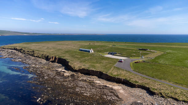 uma vista aérea da capela italiana em orkney na escócia, reino unido - scotland orkney islands chapel italian culture - fotografias e filmes do acervo