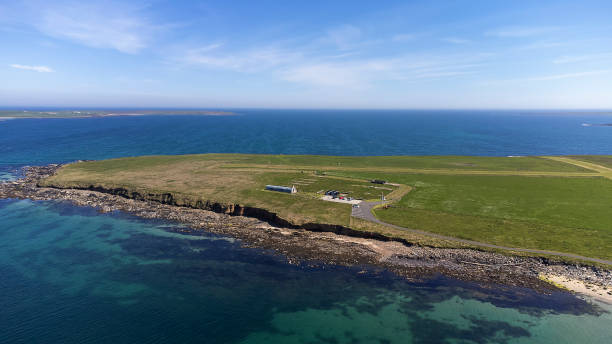 una vista aérea de la capilla italiana en las orcadas en escocia, reino unido - italian chapel fotografías e imágenes de stock