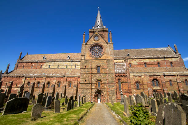 st magnus cathedral in kirkwall on orkney in scotland, uk - uk cathedral cemetery day imagens e fotografias de stock