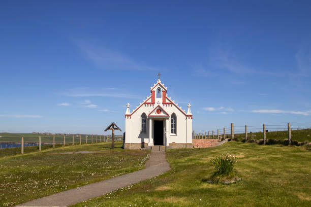 a capela italiana foi construída por prisioneiros de guerra em orkney na escócia, reino unido - scotland orkney islands chapel italian culture - fotografias e filmes do acervo