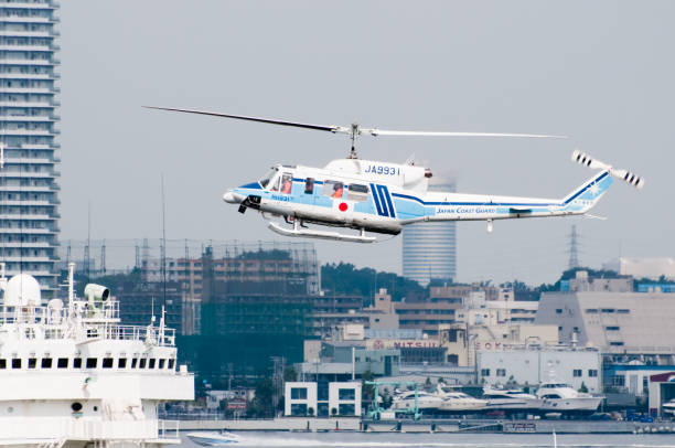 helicóptero de la guardia costera de japón - rescue helicopter coast guard protection fotografías e imágenes de stock