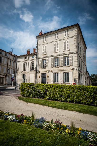 budynek w pobliżu palais de justice w saintes poitou-charentes, francja - law legal system column sky zdjęcia i obrazy z banku zdjęć