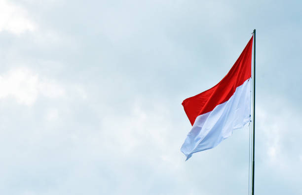 indonesische flagge, rote und weiße farbe, (bendera merah putih), indonesischer unabhängigkeitstag, gegen den himmel. - garuda stock-fotos und bilder