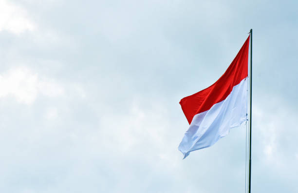 インドネシア国旗、赤と白の色、(ベンデラメラプーティ)、インドネシア独立記念日、空に対して。 - インドネシア国旗 ストックフォトと画像
