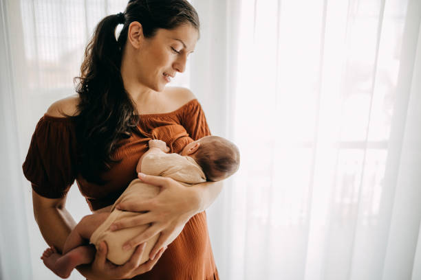 mother breastfeeding her newborn son - 餵人奶 個照片及圖片檔