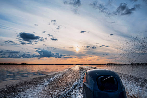 barco a motor ao pôr do sol no rio com respingos - motorboating - fotografias e filmes do acervo