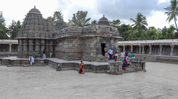 szeroki widok na pomnik świątyni chennakeshava znany z wykwintnych rzeźb kamiennych jest znanym miejscem podróży w somanathapura,karnataka, indie. - shiv bangalore shiva god zdjęcia i obrazy z banku zdjęć