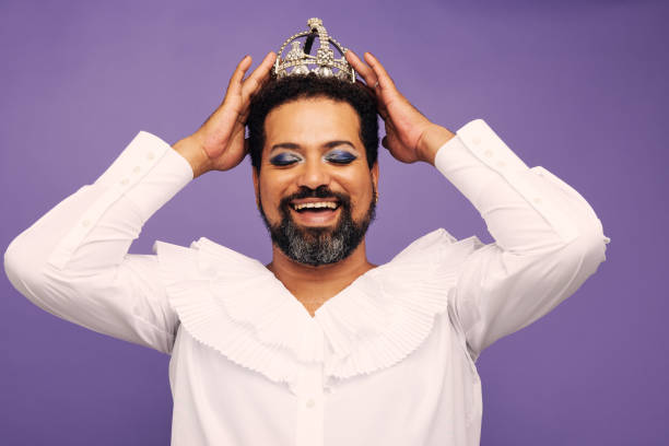 머리에 왕관드래그 퀸의 초상화 - cross dressing homosexual men gay man 뉴스 사진 이미지