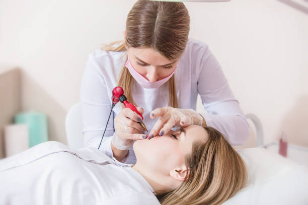 kosmetikerin macht permanent make-up der lippen einer jungen patientin im büro - lipstick russian ethnicity fashion model fashion stock-fotos und bilder