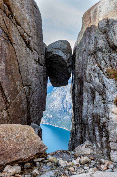 landschaften in den bergen. kjeragbolten, norwegen - kjeragbolten stock-fotos und bilder