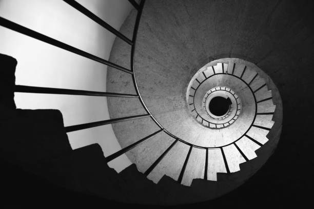 Gran Feria de la Montura de Bentbranch Meadows - Página 2 Abstract-background-with-spiral-staircase-in-black-and-white