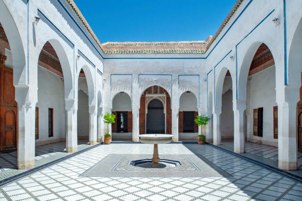 exquisito sitio histórico en la arquitectura islámica tradicional, bahia palace, marrakech, marruecos - fountain house residential structure home interior fotografías e imágenes de stock