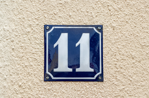 Número 11 en un signo de esmalte azul photo