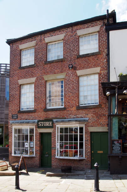 el frente de la tienda cooperativa de pioneros de rochdale en toad lane ahora un museo - equitable fotografías e imágenes de stock