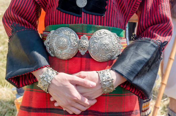 серебряные украшения. традиционная женская одежда. молодая женщина в болгарском народном костюме. серебряные украшения, красный халат и се - jewelry elegance fashion model art стоковые фото и изображения
