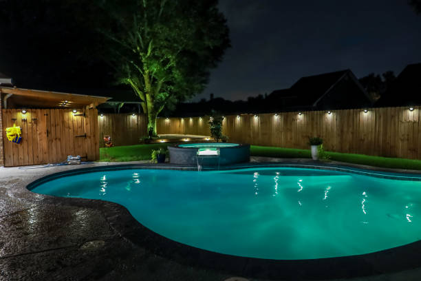 a backyard swimming pool and hot tub hot tob at night - house night residential structure illuminated imagens e fotografias de stock