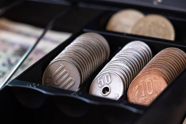 un montón de monedas almacenadas en la caja registradora - cash register coin cash box checkout counter fotografías e imágenes de stock