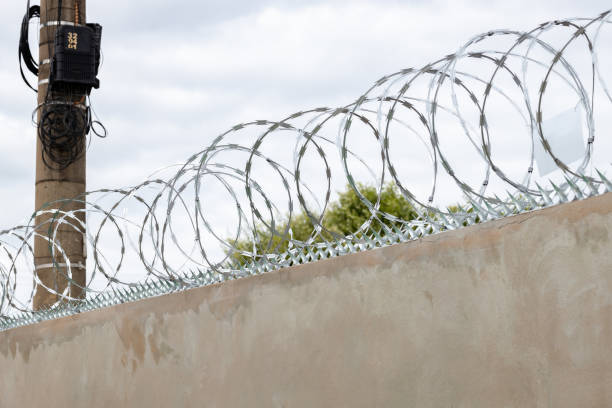 concertina para proteção residencial - razor wire - fotografias e filmes do acervo