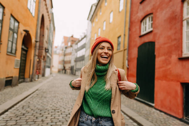 도시 휴식에 젊은 미소 여자 - white denmark nordic countries winter 뉴스 사진 이미지