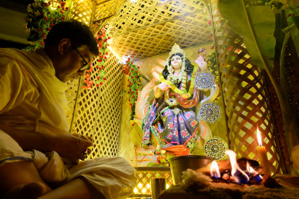 goddess saraswati being worshipped, howrah, west bengal. india - west indian culture imagens e fotografias de stock
