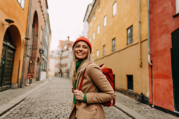 giovane donna sorridente in una pausa in città - copenhagen travel denmark europe foto e immagini stock