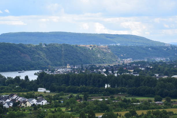 кривая рейна в кобленце с нойендорфом в окружении реки - koblenz rhine river river city стоковые фото и изображения