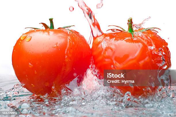 Foto de Dois Tomatos E Água e mais fotos de stock de Alimentação Saudável - Alimentação Saudável, Bebida, Bolha - Estrutura física