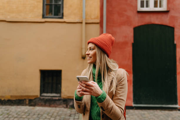 uso del teléfono móvil mientras viaja - denmark map copenhagen cartography fotografías e imágenes de stock