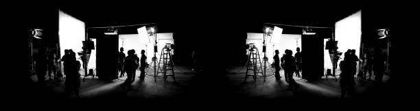 Silhouette images of film production. behind the scenes or b-roll of making video commercial movie. Film crew lightman and cameraman working together with film director in studio. Film industry. imágenes de silueta de la producción de películas. detrás de las escenas o b-roll de hacer película comercial de vídeo. el equipo de filmación y el camarógrafo trabajan junto con el director de cine en el estudio. industria cinematográfica.