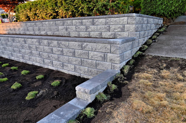 ступенчатая стена - landscaped retaining wall wall stone стоковые фото и изображения