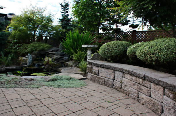 terrasse en pavé - landscaped retaining wall wall stone photos et images de collection